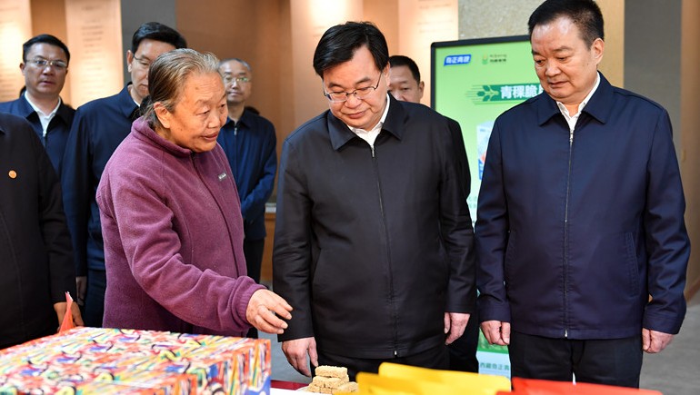 西藏·甘肅工作座談會在拉薩舉行，兩省區(qū)領(lǐng)導蒞臨奇正青稞考察